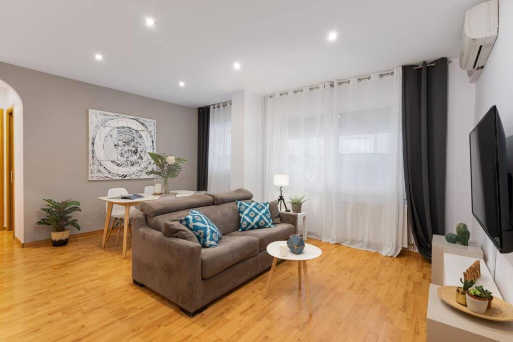 Lodging Apartments Villa De Gracia 2 Bedroom Cozy Apartment Barcelona Exterior foto